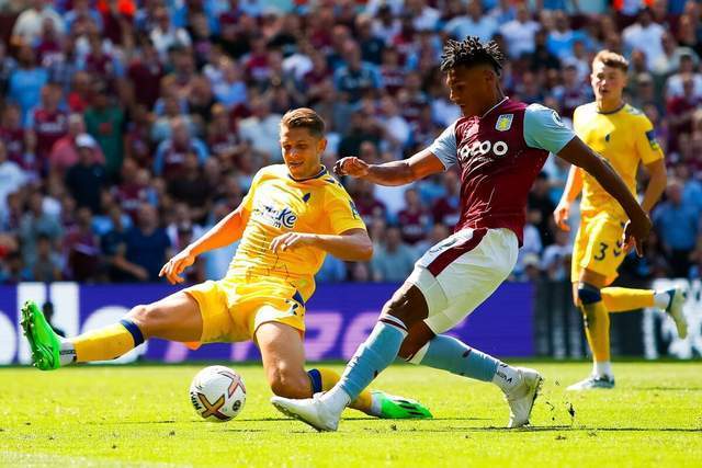 记者：皇马今天训练维尼修斯与姆巴佩长时间与教练组进行沟通