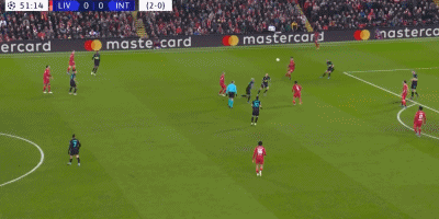 腿软！男子在1800米高空踢球：球场无护栏 致敬C罗 最后跳伞降落